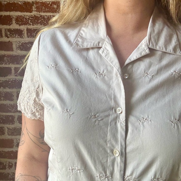 Y2K Classic Elements pale pink embroidered floral short sleeve button down - Picture 6 of 9